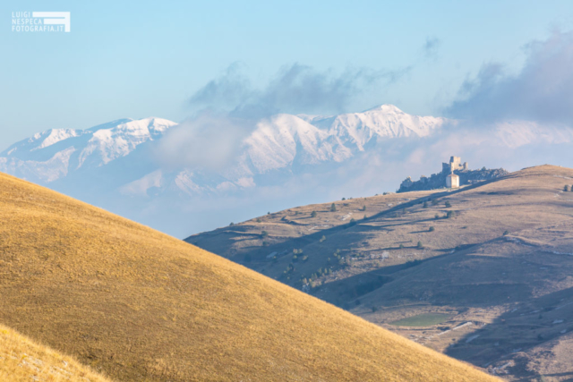 Rocca Calascio si staglia sulla Majella e il Monte Amaro - Santo Stefano di Sessanio (AQ) - Parco Nazionale del Gran Sasso