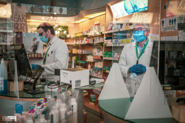 Francavilla al Mare - il sorriso del farmacista passa attraverso il plexiglass e la mascherina